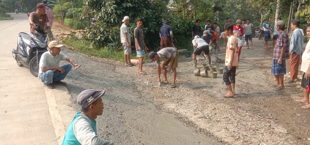 KEPEDULIAN KEPALA DESA DAN WARGA KP.PAGILAN TERHADAP INSFRASTRUKTUR LOKAL